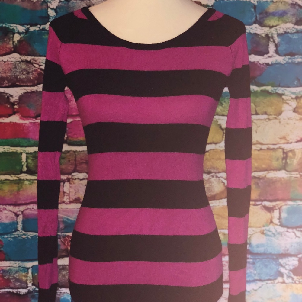 Wet Seal Scoop Neck Sweater Top w/opening in back